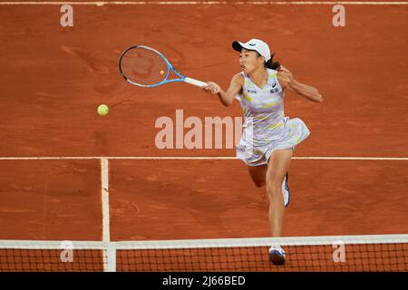 Madrid, Spanien. 28. April 2022. Zhang Shuai aus China gibt den Ball während des 1.-Runden-Spiels der Frauen gegen Simona Halep aus Rumänien bei den Madrid Open in Madrid, Spanien, am 28. April 2022 zurück. Quelle: Meng Dingbo/Xinhua/Alamy Live News Stockfoto