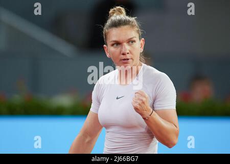 Madrid, Spanien. 28. April 2022. Simona Halep aus Rumänien reagiert während des 1.-Runden-Spiels der Frauen gegen Zhang Shuai aus China bei den Madrid Open in Madrid, Spanien, am 28. April 2022. Quelle: Meng Dingbo/Xinhua/Alamy Live News Stockfoto