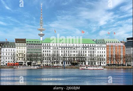 Neuer Jungfernstieg mit Fernsehturm, Binnenalster, Hamburg, Deutschland Stockfoto