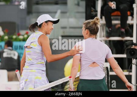 Madrid, Spanien. 28. April 2022. Zhang Shuai (L) aus China begrüßt die Rumänin Simona Halep nach dem 1.-Runden-Match der Frauen bei den Madrid Open in Madrid, Spanien, am 28. April 2022. Quelle: Meng Dingbo/Xinhua/Alamy Live News Stockfoto