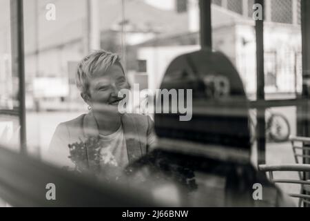 Zwei Freundinnen trinken Kaffee und genießen Zeit im Café am Bahnhof Stockfoto