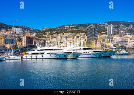 Monaco, Monaco - April 5 2022 - große Yachten im Hafen von Hercule mit im Hintergrund der Altstadt Stockfoto