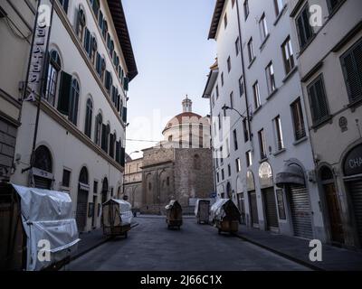 Gasse mit Blick auf die Basilica di San Lorenzo im Morgenlicht, Florenz, Toskana, Italien Stockfoto