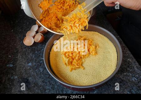 Schwäbische Küche, geraspelter Kuerbis mit Ei-Sahnemasse in Backform fuellen, Teig, Kuerbiskuchen, Teigschaber, Ruehrschuesseln, Zurueden Stockfoto