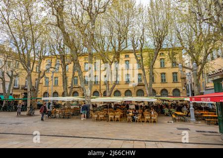 Aix en Provence, Frankreich - April 7 2022 - Place Richelme (Richelme-Platz) mit Trunkenen auf Terrassen Stockfoto