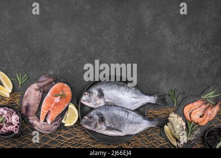 Anordnung verschiedene Arten Fisch kopieren Raum, Food-Fotografie, grauer Hintergrund Stockfoto