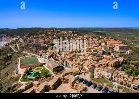 Cardona, Spanien - April 16 2022 - Überblick über die Altstadt von Cardona Stockfoto