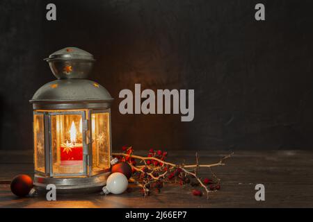 Arrangement mit alter Lampe und Zweigen, Weihnachtsdekoration Stockfoto