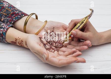 Künstler macht Mehndi Frauen Hände Stockfoto