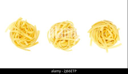 Drei ungekochte Tagliatelle-Nudelnester, in einer Reihe, von oben, auf weißem Hintergrund. Getrocknete, rohe traditionelle italienische Eiernudeln. Stockfoto