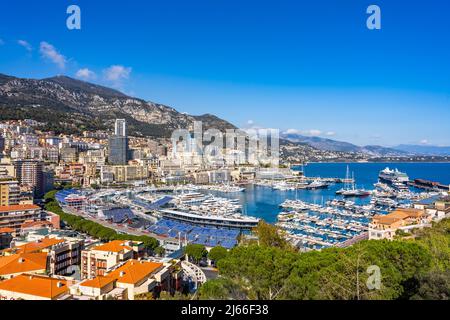 Monaco, Monaco - April 5 2022 - Überblick über den Hafen von Hercule mit dem Bau der Grand-Prix-Strecke Stockfoto