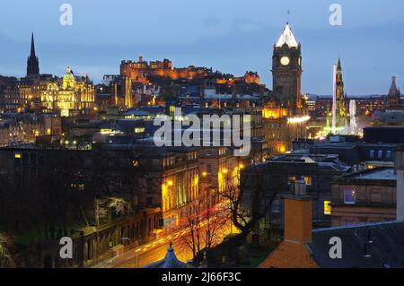 Blick auf die Altstadt von Edinburgh mit Castle und Balmoral Hotel, Edinburgh, Schottland, Großbritannien Stockfoto