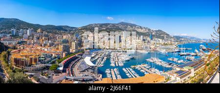 Monaco, Monaco - April 5 2022 - Überblick über den Hafen von Hercule mit dem Bau der Grand-Prix-Strecke Stockfoto