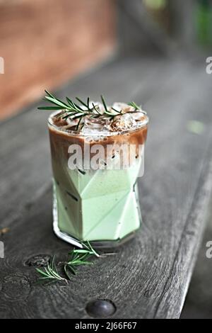 Matcha Latte mit grünem Tee und Espresso Shot drauf. Stockfoto