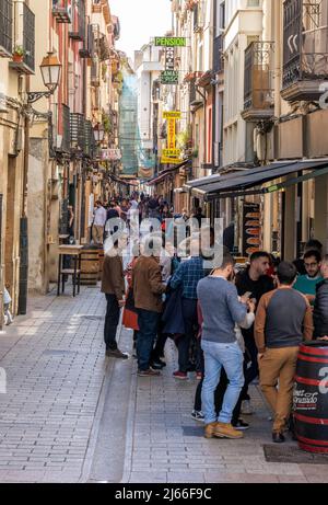 Estella, Spanien - April 24 2022 - Einheimische und Touristen essen und trinken in der berühmten Calle de Laurel Stockfoto