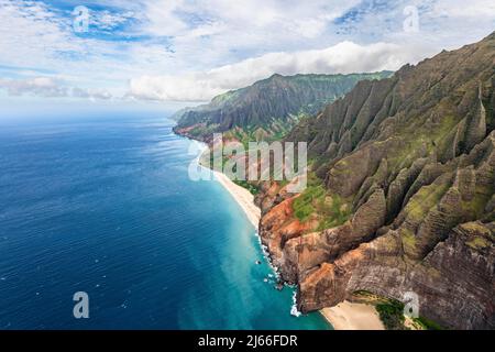 Luftaufnahme der zerklüftetenen Na Pali Coast, Napali Kueste, Kauai, Hawaii, USA Stockfoto