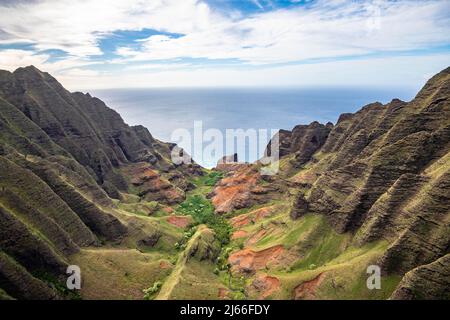 Luftaufnahme der zerklüftetenen Na Pali Coast, Napali Kueste, Kauai, Hawaii, USA Stockfoto