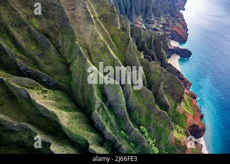 Luftaufnahme der zerklüftetenen Na Pali Coast, Napali Kueste, Kauai, Hawaii, USA Stockfoto