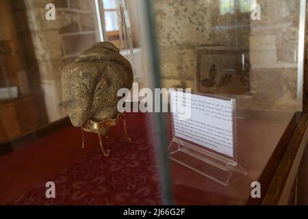 Eine Steinstatue mit der kanaanitischen (Anah), der Göttin der Liebe und Schönheit sowie der Göttin des Krieges, ist im 'Al-Basha' Palace Museum im Zentrum von Gaza City zu sehen. Eine über 4.500 Jahre alte, neu entdeckte Steinstatuette, die das Gesicht einer alten Göttin nach Angaben des Ministerium für Altertümer und Tourismus in Gaza City darstellt. Die Steinstatue, die mit der kanaanäischen Göttin (Anah), der Göttin der Liebe und Schönheit sowie der Göttin des Krieges, beschriftet ist, Und ihr Charakter ist prominent in der "mythologie" des kanaanäischen Glaubens, sie wird die Jungfrau genannt, die siegreiche und glückliche in Stockfoto