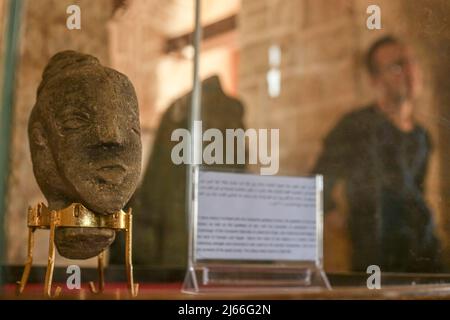 Eine Steinstatue mit der kanaanitischen (Anah), der Göttin der Liebe und Schönheit sowie der Göttin des Krieges, ist im 'Al-Basha' Palace Museum im Zentrum von Gaza City zu sehen. Eine über 4.500 Jahre alte, neu entdeckte Steinstatuette, die das Gesicht einer alten Göttin nach Angaben des Ministerium für Altertümer und Tourismus in Gaza City darstellt. Die Steinstatue, die mit der kanaanäischen Göttin (Anah), der Göttin der Liebe und Schönheit sowie der Göttin des Krieges, beschriftet ist, Und ihr Charakter ist prominent in der "mythologie" des kanaanäischen Glaubens, sie wird die Jungfrau genannt, die siegreiche und glückliche in Stockfoto