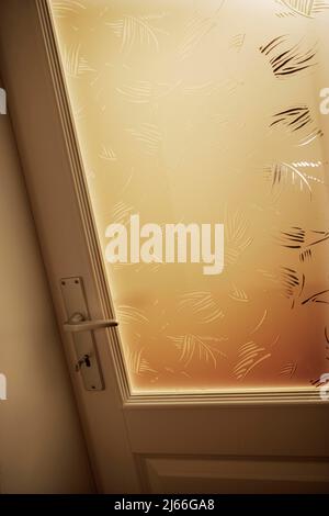 Verschlosene Glastuere in einem Wohnhaus mit Tuergriff und Tuerschluessel, Detail, Oberoesterreich, Oesterreich Stockfoto