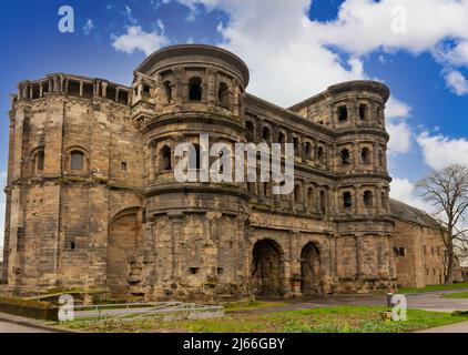 Trier, Deutschland das alte Eingangstor Porta Nigra an der Grenze des Stadtzentrums von Trier Stockfoto