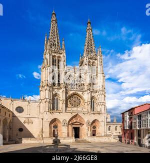 Burgos, Spanien - April 26 2022 - Ort von Rey San Fernando mit der Kathedrale Santa Maria in Burgos. Burgos ist eine Stadt im Norden Spaniens Stockfoto