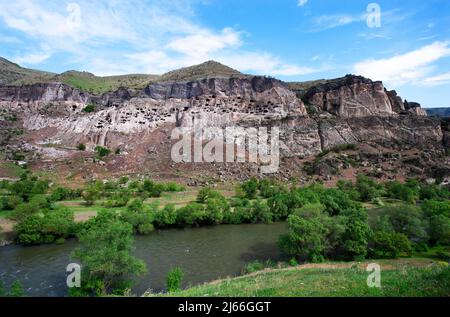 Gesamtübersicht über den Fluss Mtkwari zur Hohlenstadt Wardsia, Hohlenwohnungen, UNESCO Welterbe, Achalkalaki, Region Samsche Dschawachetien. Stockfoto