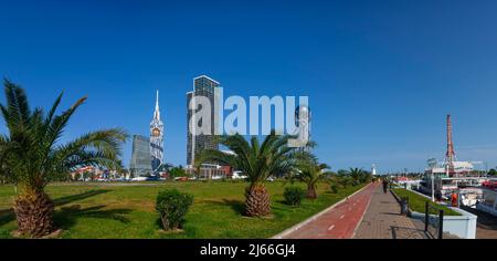 Technische Universität mit Riesenrad am Turm und Alphabet Turm im Miracle Park, Batumi, Region Adscharien, Georgien Stockfoto