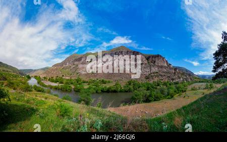 Gesamtübersicht über den Fluss Mtkwari zur Hohlenstadt Wardsia, Hohlenwohnungen, UNESCO Welterbe, Achalkalaki, Region Samsche Dschawachetien. Stockfoto