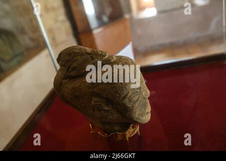 Eine Steinstatue mit der kanaanitischen (Anah), der Göttin der Liebe und Schönheit, sowie der Göttin des Krieges, die im Al-Basha-Palastmuseum im Zentrum von Gaza-Stadt zu sehen ist. Eine über 4.500 Jahre alte, neu entdeckte Steinstatuette, die das Gesicht einer alten Göttin nach Angaben des Ministerium für Altertümer und Tourismus in Gaza City darstellt. Die Steinstatue, die mit der kanaanäischen Göttin (Anah), der Göttin der Liebe und Schönheit sowie der Göttin des Krieges, beschriftet ist, Und ihr Charakter ist prominent in der "mythology" des kanaanäischen Glaubens, sie wird als die Jungfrau, die siegreiche und glücklich in der Stockfoto