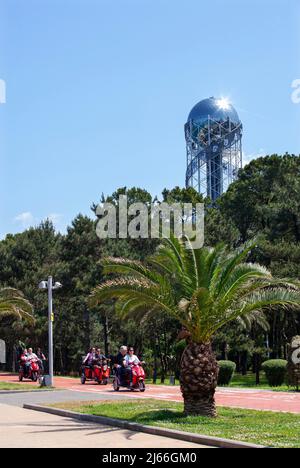 Promenade mitAlphabet Turm im Miracle Park, Batumi, Region Adscharien, Georgien Stockfoto
