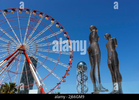 Riesenrad mit Alphabet Turm und Ali und Nino Skulptur im Miracle Park, Batumi, Region Adscharien, Georgien Stockfoto