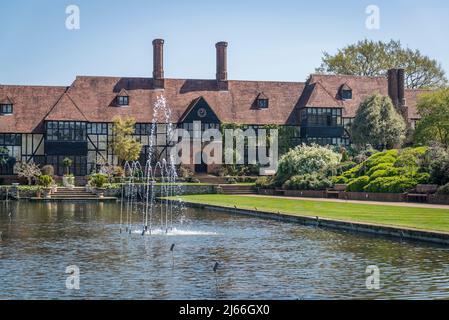 Das Laborgebäude im Arts and Crafts-Stil ist ein ikonisches historisches Wahrzeichen in Wisley Garden, Surrey, Großbritannien Stockfoto