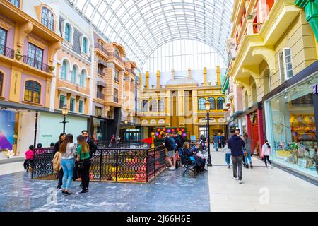 EDMONTON, KANADA – 16. APRIL 2022: Einkäufer besuchen die West Edmonton Mall in Alberta, Kanada. Mit 5,3 Millionen Quadratfuß ist es die zweitgrößte Einkaufsmeile Stockfoto