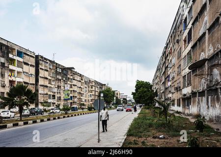 Strasse mit Plattenbauten, Apartment Block Gebäude, in DDR-Block Baustil, Plattenbau, 60er Jahre, Stone Town, Unguja, Sansibar, Tansania Stockfoto