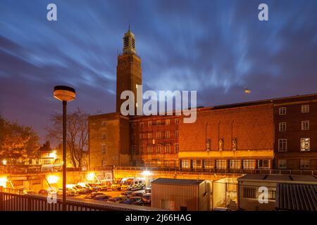 Morgendämmerung im Stadtrat von Norwich, Norfolk, England. Stockfoto