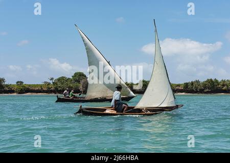 Fischer mit Segelbooten vor der Insel Tumbatu, Sansibar, Tansania Stockfoto