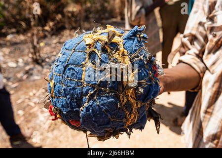 Fußball aus Lumen, Tumgatu, Sansibar, Tansania Stockfoto