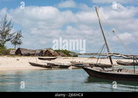 Fischerboote und Grashuetten, Tumbatu, Sansibar, Tansania Stockfoto