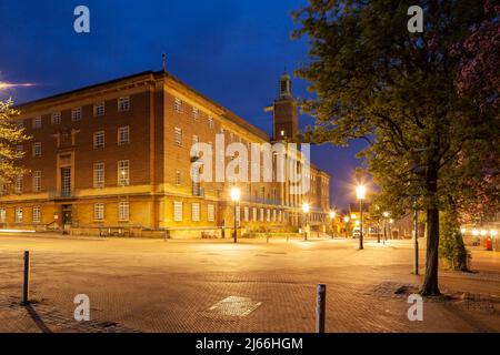 Morgendämmerung im Norwich City Council Gebäude, Norfolk, England. Stockfoto