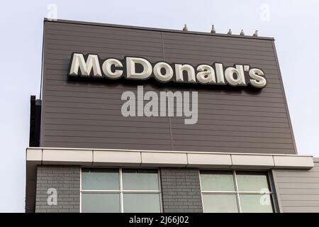 Ottawa, Kanada - 11. Juli 2021: Eingang zum McDonald's Fast-Food-Restaurant Stockfoto