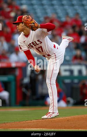 Los Angeles Angels Pitcher Shohei Ohtani (17) spielt den Ball während eines MLB-Spiels in der regulären Saison gegen die Cleveland Guardians, Mittwoch, den 27t. April Stockfoto