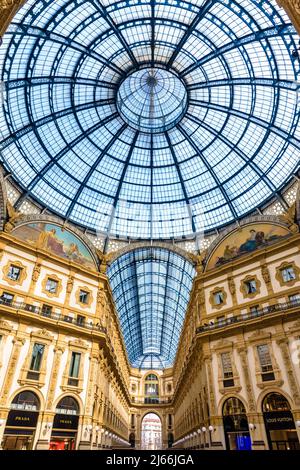 Glaskuppel in der verglasten Einkaufspassage Gallerie Vittorio Emanuele II in Mailand, Italien. Stockfoto