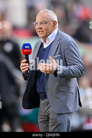 Felix Magath, Trainerin Hertha BSC Berlin im Interview mit Mikrofon, Logo SKY, WWK Arena, Augsburg, Bayern, Deutschland Stockfoto