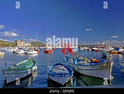 Fischerboote im kleinen Hafen St. Louis du Mourillon in Toulon Stockfoto