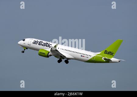 Flugzeug Air Baltic, Airbus A220-300, YL-ABE, Zürich Kloten, Schweiz Stockfoto