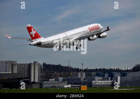 Flugzeug Swiss, Airbus A340-300, HB-JMC, Zürich Kloten, Schweiz Stockfoto