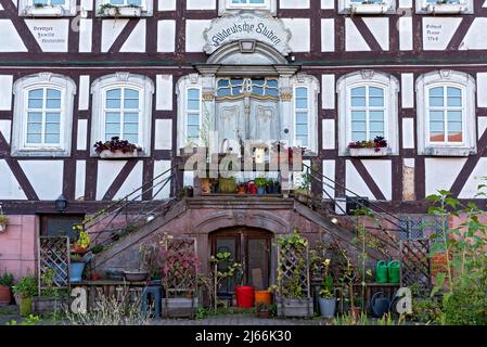 Historisches Fachwerkhaus Altdeutsche Stuben, modernes Gasthaus mit Pension, mit Blumen und Pflanzen geschmueckt, Altstadt, Schlitz, Vogelsberg
