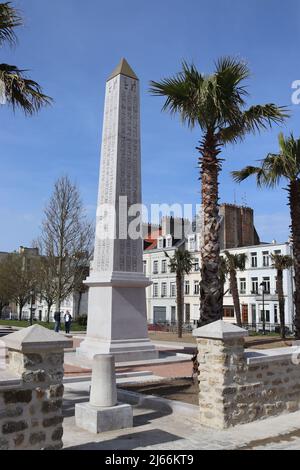 BOULOGNE-SUR-MER, FRANKREICH, 12. APRIL 2022: Blick auf den renovierten Auguste-Platz Mariette Pacha in Boulogne. Es ist ein Touristenziel gewidmet Stockfoto